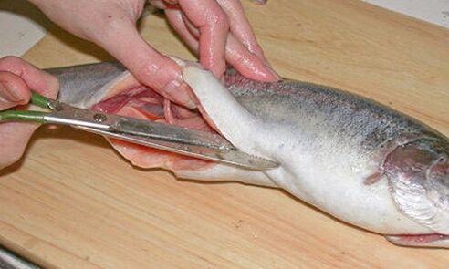 Trancher soigneusement le poisson sur une planche à découper personnelle protège contre les infestations parasitaires