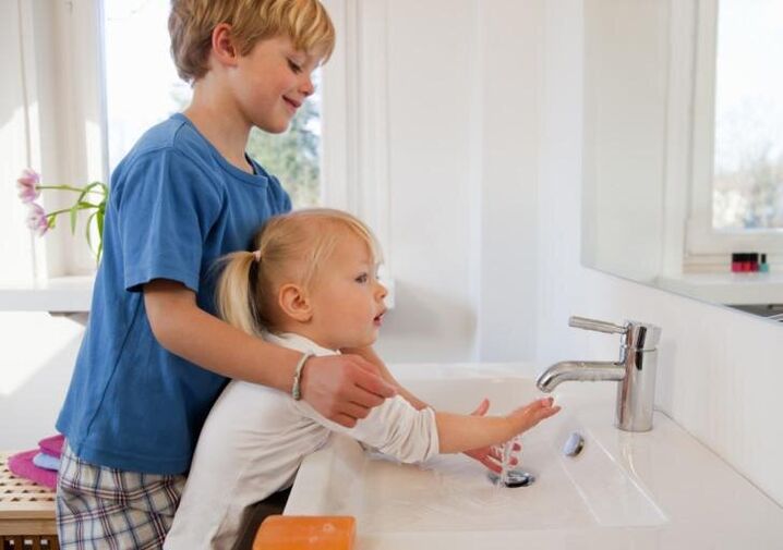 L'enfant doit être initié aux règles d'hygiène personnelle dès son plus jeune âge. 