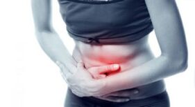Douleurs abdominales avec des vers du ruban adhésif