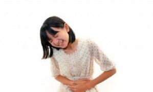 Endommager les douleurs abdominales chez une fille avec des vers