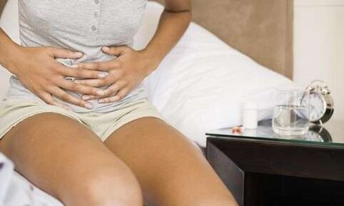 Douleur dans l'abdomen d'une femme due aux parasites